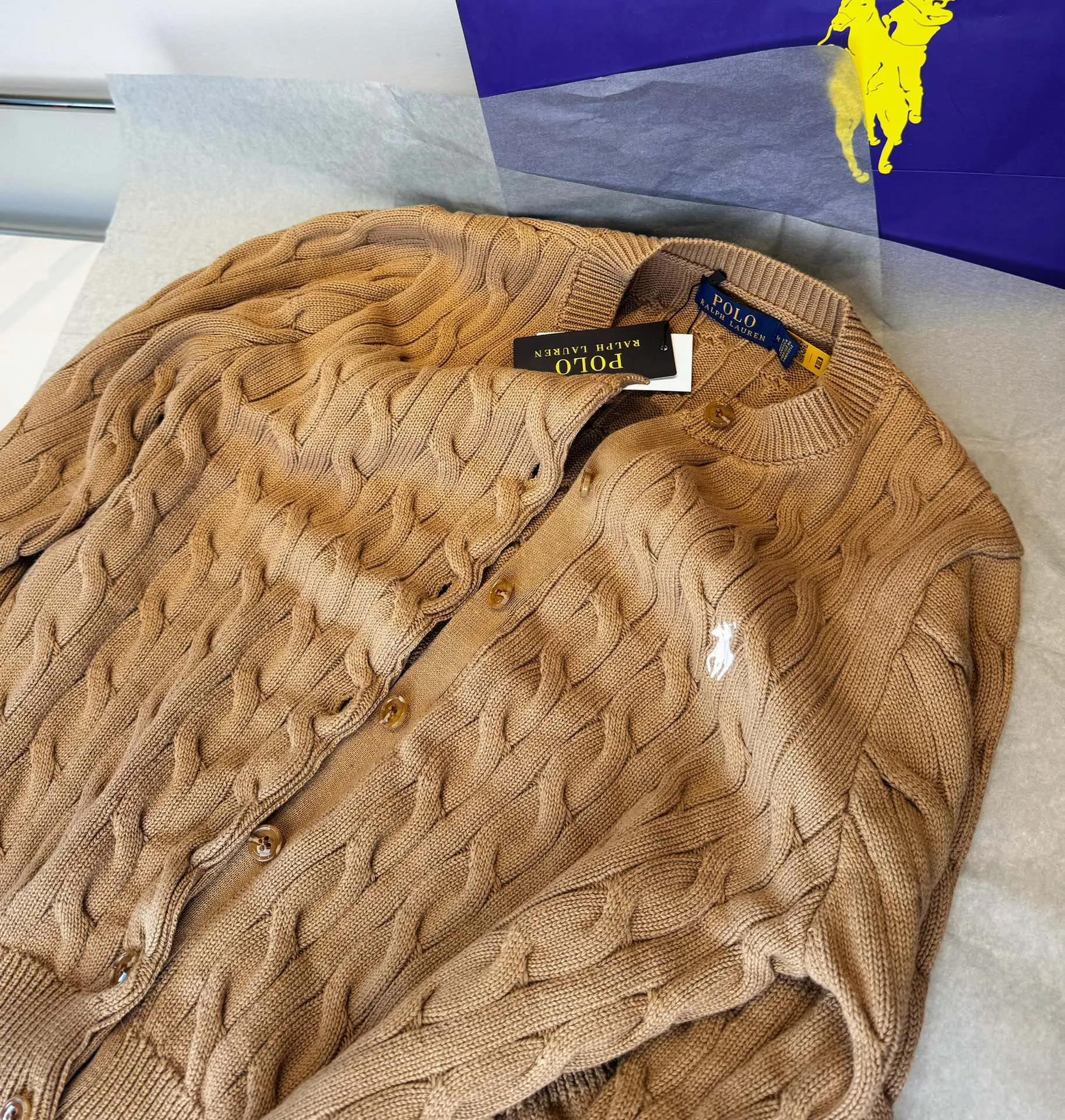 🅿️240 Style number: L05 (khaki) Ralph Lauren RL classic war horse logo embroidery on the chest cable pattern twist button round neck long sleeves buttoned knitted sweater cardigan jacket Color: SIZE: XS S M L Size reference # Length Bust Shoulder width 64 52 45 I will always love sweet girls. The soft and glutinous🧶🫶 style is a very classic cable sweater. It has an American retro college style. It feels very comfortable. It is a must-have item for spring, autumn and winter wardrobes. It also looks good when layered as an inner layer in cold weather. High-density LOGO embroidery on the chest, and original customization of tag accessories. Made of pure cotton yarn 🧶 blended with wool, pure cotton is skin-friendly and comfortable, small label war horse embroidered twist turtleneck sweater 🐎 high quality. Follow the blogger to learn how to wear it! Let’s get a Ralph Lauren cable sweater. It’s a super hard-to-find series after it became popular. It’s hard to find one on the official website. It’s simple and practical to wear, with a lazy and loose feel. The thickened fabric has a more texture, soft and delicate feel, and a loose fit. Whether worn alone or layered, you can wear different styles of fashion with just one piece. ⚠️Contains wool products🦙 Pay attention to the washing method to avoid shrinkage
